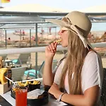 Opia Hotel